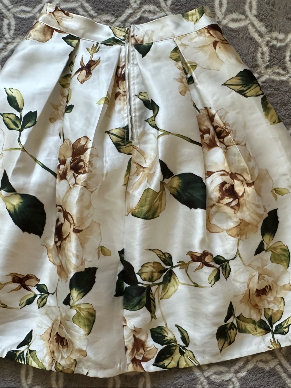 White Floral Pleated Skirt with Green & Tan Rose Print Women’s Size XS Zip Up